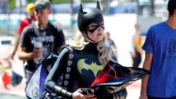 Seorang wanita menggunakan kostum Batgirl tiba untuk mengikuti acara Comic-Con International di San Diego, California, Amerika Serikat, (21/7). (REUTERS/Mike Blake)