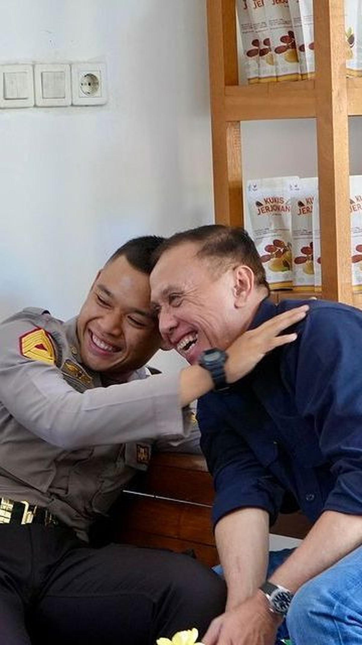 "Selamat bertambah dewasa, Ananda kesayangan Papa & Mama," ucap Iwan Bule. <br>