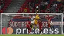 Kiper Sevilla, Bono, meninju bola saat bertanding melawan Bayern Munchen pada pertandingan Piala Super Eropa di Budapest, Hongaria, Kamis (24/9/2020). Munchen menang tipis 2-1 atas Sevilla. (AP Photo/Bernadett Szabo)