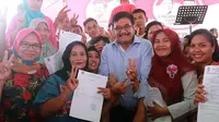 Calon Gubernur Sumatera Utara Djarot Saiful Hidayat membagi-bagikan Suket kepada pemilih pemula (Liputan6.com/Reza Efendi)