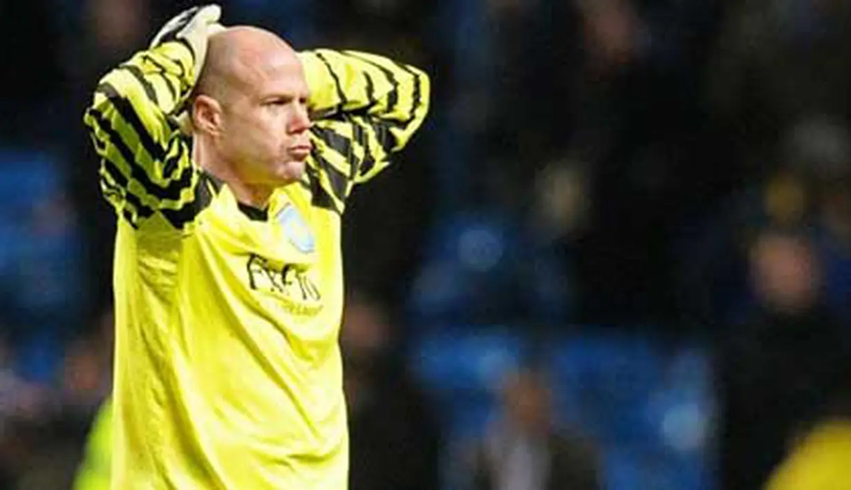 Reaksi kiper Aston Villa Brad Friedel usai laga lanjutan EPL melawan Manchester City di City of Manchester Stadium, 28 Desember 2010. Villa kalah 0-4. AFP PHOTO / ANDREW YATES