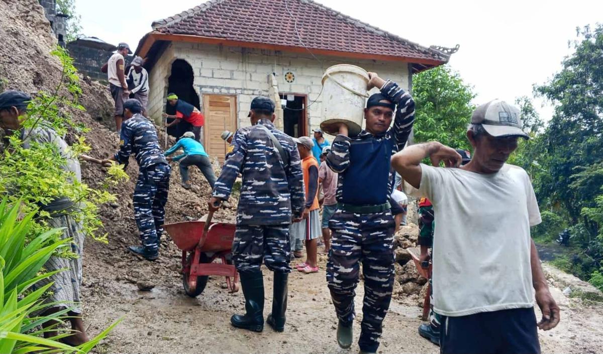 FOTO: Karya Bakti TNI Bantu Penanganan Longsor di Nusa Penida