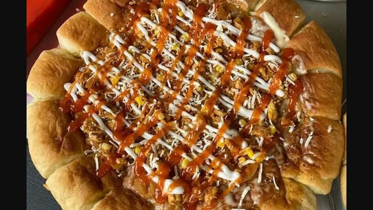 Sensasi Pizza Pinggir Jalan Berukuran Super Berharga Pas di Kantong