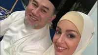 Oksana Vaevodina memakai hijab saat berfoto dengan sang suami. (dok. Facebook @Ezzat Tahir/https://www.facebook.com/photo.php?fbid=2307528842654080&set=pb.100001909618395.-2207520000.1543212235.&type=3&theater/Henry