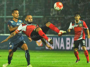 Pemain Persiba Balikpapan, Antonio Teles, melakukan tendangan salto saat melawan Arema Cronus dalam laga Torabika Soccer Championship 2016 di Stadion Kanjuruhan, Malang, Minggu (1/5/2016). (Bola.com/Iwan Setiawan)