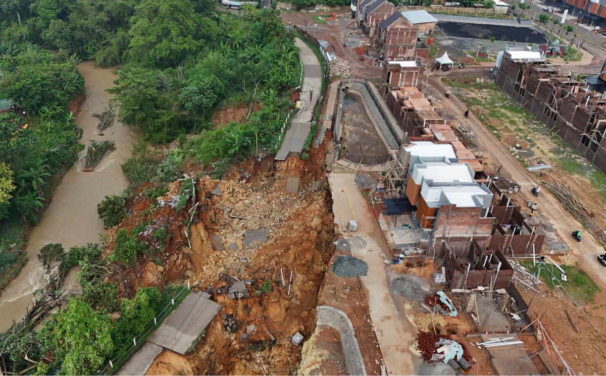 Kondisi Terkini Jalan Penghubung Tangerang-Bogor Terputus Akibat Longsor