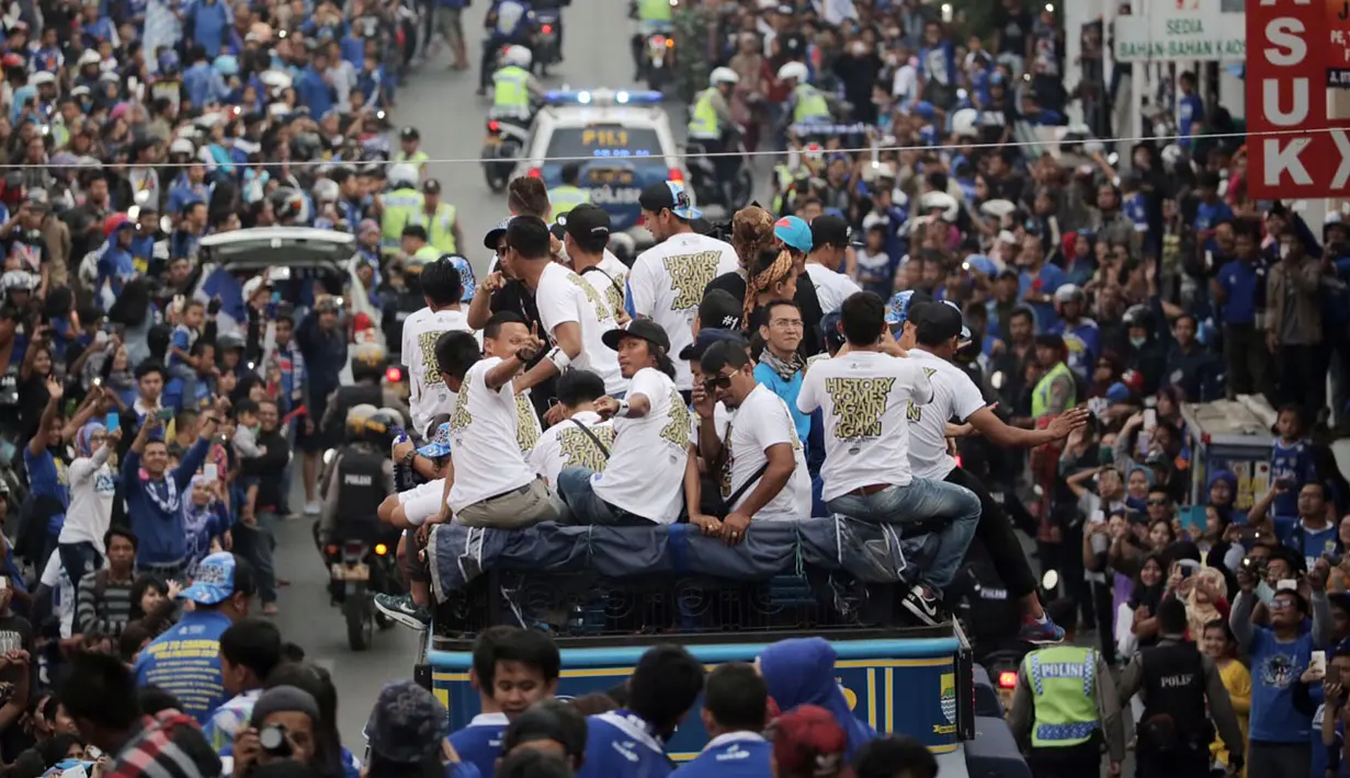 Pemain Persib menikmati keramaian lautan manusia yang memadati jalanan kota Bandung saat berlangsungnya Pawai Persib Juara Piala Presiden, Minggu (25/10/2015). (Bola.com/Nicklas Hanoatubun)