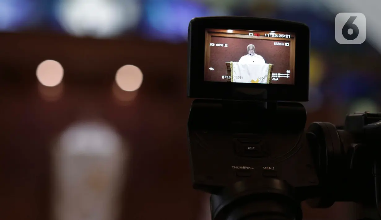 Pastur memimpin Misa Kenaikan Yesus Kristus di Gereja Protestan Indonesia Bagian Barat (GPIB) Effatha, Jakarta, Kamis, (21/5/2020). Di tengah wabah Covid-19, ibadah Misa Kenaikan Yesus di gereja tersebut ditiadakan dan diganti dengan menggunakan layanan "Streaming". (Liputan6.com/Johan Tallo)
