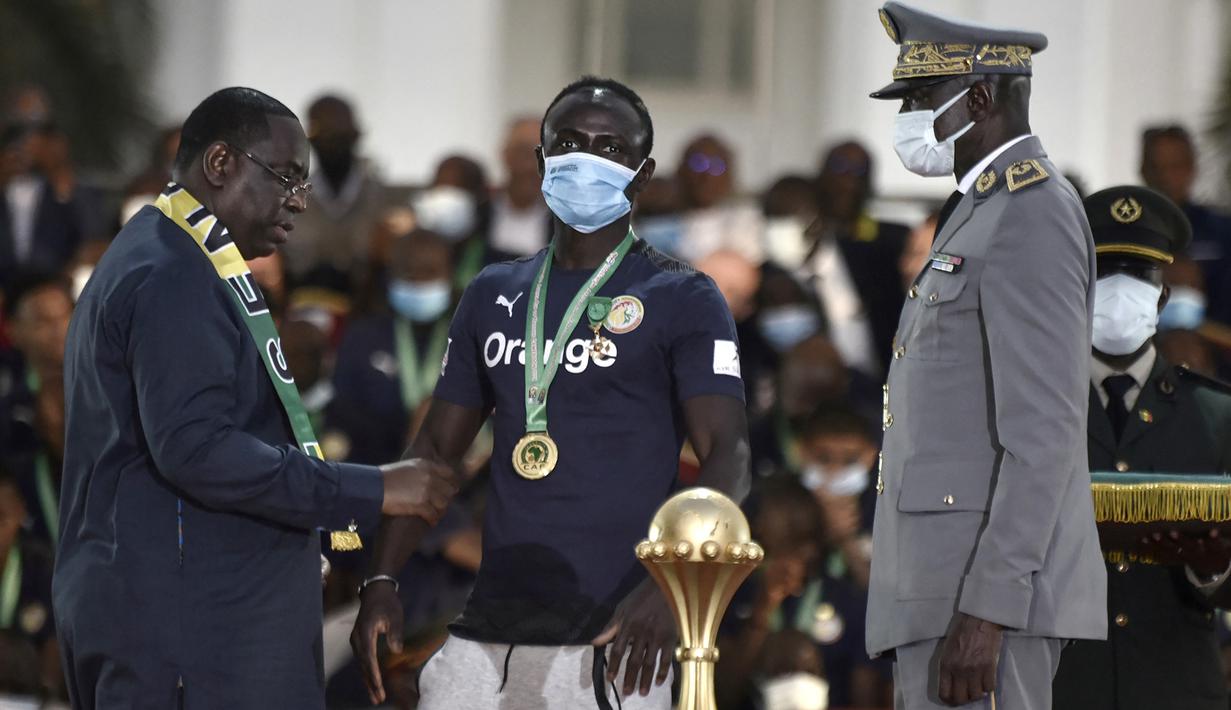 Atas perhatian dan dedikasinya terhadap kampung halamannya, namanya akan dijadikan sebagai nama stadion di kota Sedhiou, sebuah kota di barat daya Senegal. Hal ini tak lepas dari keberhasilan Sadio Mane merebut Piala Afrika 2021 untuk kali pertama bagi Senegal. (AFP/Seyllou)