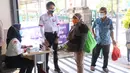 Petugas memeriksa Surat Tanda Registrasi Pekerja (STRP) bagi penumpang di Stasiun Tangerang, Banten, Senin (12/7/2021). Kementerian Perhubungan mengeluarkan aturan soal kewajiban membawa surat tanda registrasi pekerja (STRP) dan/atau surat tugas bagi pengguna KRL. (Liputan6.com/Angga Yuniar)