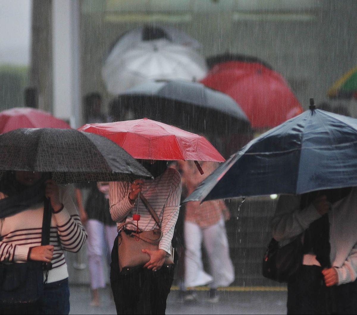 Warga menggunakan payung saat terjadi hujan deras disertai angin di kawasan MH THamrin, Jakarta, Kamis (11/1/2024).&nbsp;Badan Meteorologi, Klimatologi dan Geofisika (BMKG) memperkirakan wilayah Jakarta dan Kepulauan Seribu diguyur hujan dari siang hingga