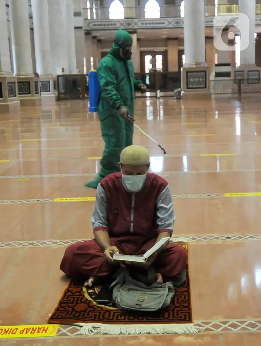 Petugas menyemprotkan disinfektan di bagian dalam Masjid Kubah Emas, Depok, Rabu (12/5/2021). Penyemprotan dilakukan sebagai antisipasi penyebaran virus corona Covid-19 di masjid yang akan digunakan untuk pelaksanaan salat Idul Fitri 1442 Hijriah esok hari. (merdeka.com/Arie Basuki)