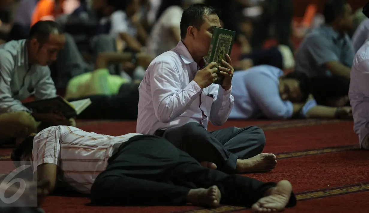 Seorang jamaah usai membaca Alquran di Masjid Istiqlal, Jakarta, Kamis (18/6/2015). Memasuki bulan Ramadan, sejumlah umat muslim mengisi waktu dengan beribadah seperti mengaji dan salat berjamaah di masjid. (Liputan6.com/Faizal Fanani)