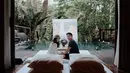 "Melihat angka Covid-19 yang semakin tinggi setiap harinya, we don't want to risk a wedding yang pada akhirnya membahayakan keluarga dan rekan-rekan yang hadir," sambung Boy William lagi. (Instagram/karbearv)