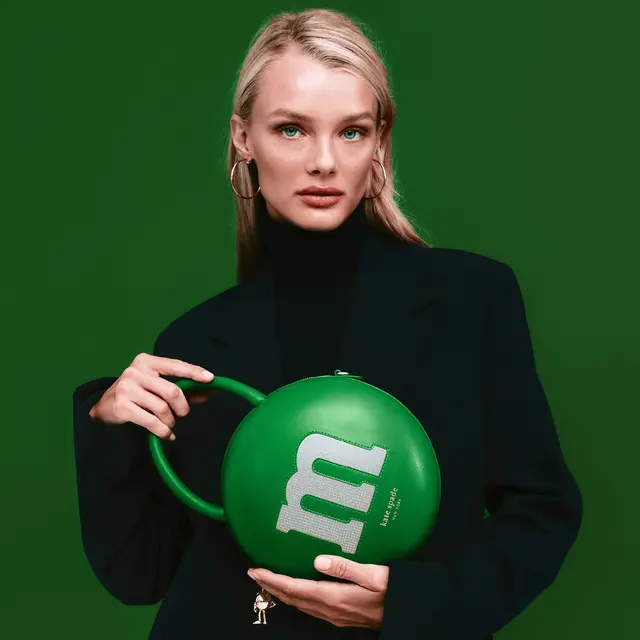 Kate Spade New York memang terkenal dengan desain yang berani, penuh warna, dan sangat menyenangkan.