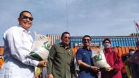 Kepala Badan Pangan Nasional (Bapanas), Arief Prasetyo Adi dan Direktur Utama Perum Bulog Budi Waseso, di Gudang Penyimpanan Bulog Kanwil DKI Jakarta dan Banten, Jakarta Utara, Kamis (6/4/2023). (Yunita/Merdeka)