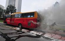 Bus Transjakarta membara