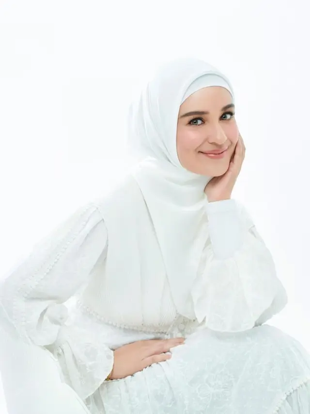 Shireen Sungkar pakai hijab putih (Instagram/shireensungkar)