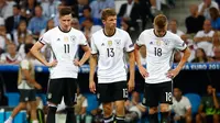 (Ki-ka) Reaksi Julian Draxler, Thomas Muller dan Toni Kroos usai Griezmann mencetak gol ke dua untuk Prancis saat laga Semi Final Piala Eropa 2016 di Stade Velodrome, Marseille, Jumat (8/7). Jerman kalah 2-0 dari Prancis. (REUTERS / Michael Dalder)