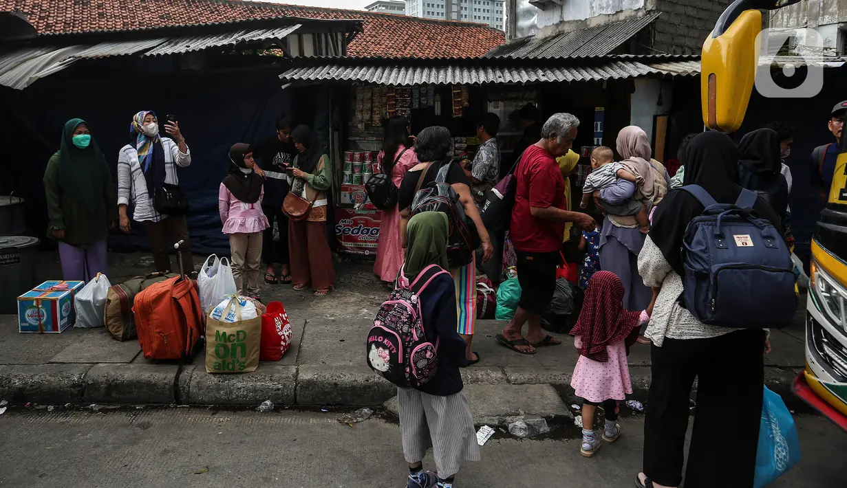 Tercatat pada Selasa (25/4) hingga pukul 00.00 WIB sebanyak 293 penumpang menggunakan 39 bus berangkat dari Terminal Lebak Bulus. (Liputan6.com/Johan Tallo)