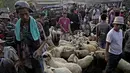 <p>Pasar Hewan Jonggol yang sudah beroperasi sejak 1969 mulai menggeliat menjelang pelaksanaan Hari Raya Idul Adha tahun ini. (AP Photo/Dita Alangkara)</p>