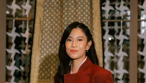 Dian Sastrowardoyo Bikin Beskap Makin Edgy, Dipadukan Ripped Jeans dan Tas Hermes