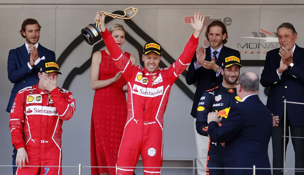Pada balapan F1 GP Monako seri keenam 2017 tersebut Red Bull berhasil meraih posisi ketiga lewat pebalapnya  Daniel Ricciardo (kanan) di Monte-Carlo, (28/5/2017).  (AP/Frank Augstein)