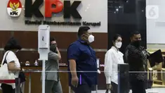 Istri Bupati nonaktif Musi Banyuasin (Muba) Dodi Reza Alex Noerdin, Erini Mutia Yufada (kedua kanan) usai menjalani pemeriksaan di gedung KPK, Jakarta, Senin (25/10/2021). Erini diperiksa untuk melengkapi berkas penyidikan Kadis PUPR Musi Banyuasin Herman Mayori. (Liputan6.com/Helmi Fithriansyah)