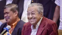 Mahathir Mohamad pada hari Rabu, 9 Mei 2018, saat mendeklarasikan kemenangan oposisi yang dipimpinnya atas koalisi Barisan Nasional yang dinakhodai Najib Razak (AP Photo/Adrian Hoe)