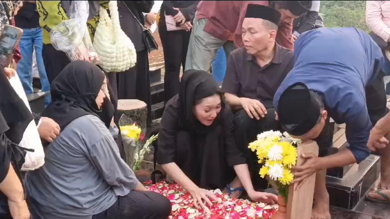 Momen Pemakaman Keponakan Ayu Ting Ting