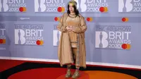 Billie Eilish saat tampil di karpet merah Brit Awards 2020 di London, Inggris. (TOLGA AKMEN / AFP)