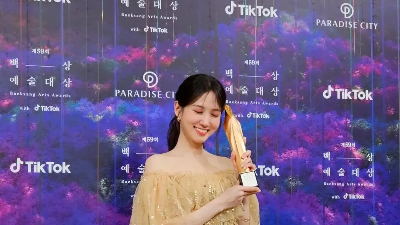 Pesona Princess Belle dari Park Eun Bin yang Menangkan Piala Daesang Baeksang Art Awards 2023