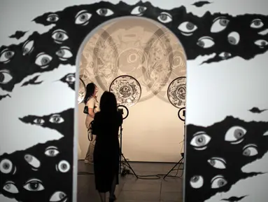 Pengunjung melihat karya seni yang ditampilkan dalam Pameran Distrik Seni Sesi 2 bertajuk "Berkelanjutan!" di Gedung Sarinah, Jakarta, Minggu (11/9/2022). Pameran yang menampilkan karya seni dari 30 seniman itu berlangsung hingga 24 November 2022. (Liputan6.com/Faizal Fanani)