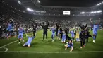 Pemain Napoli merayakan kemenangan atas Juventus pada laga pekan ke-31 Liga Italia 2022/2023 di Allianz Stadium, Turin, Italia, Senin (24/04/2023) WIB. Il Poartenopei berhasil meraih kemenangan dengan skor 1-0. (AP Photo/LaPresse/Marco Alpozzi)