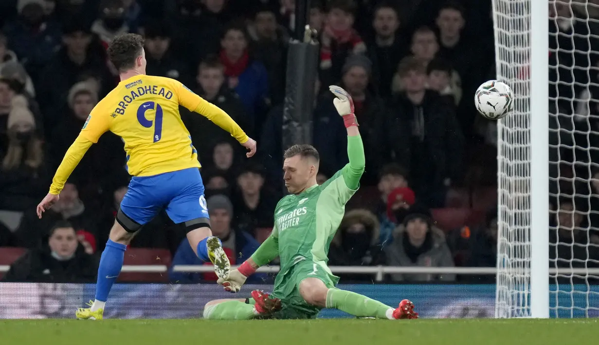 Sebelum babak pertama usai, Sunderland berhasil memangkas jarak skor pertandingan menjadi 1-2. Nathan Broadhead berhasil memanfaatkan umpan terobosan dari Embleton dan menjebol gawang Arsenal yang dikawal Bernd Leno pada menit ke-31. (AP/Kirsty Wigglesworth)