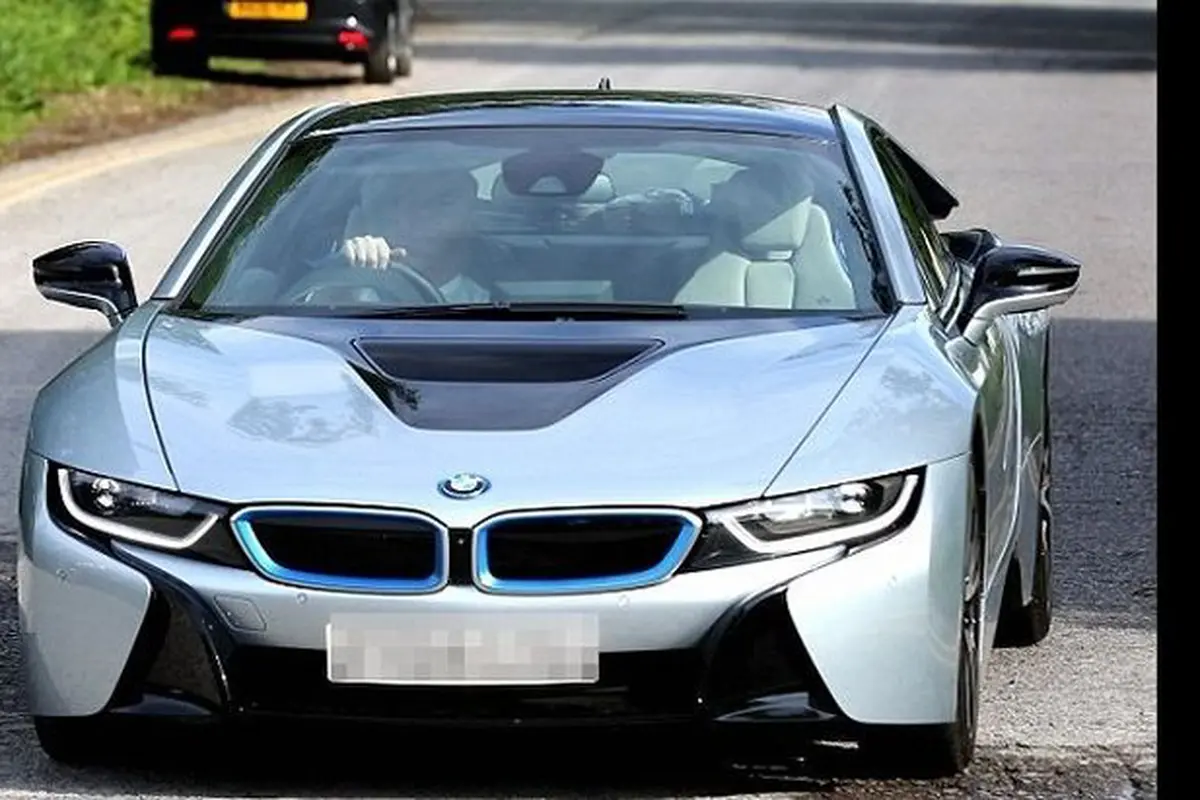 Pergi ke Latihan Perdana MU, Rooney Kembali Pamer BMW i8