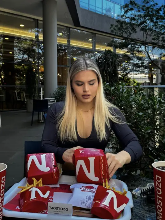 Gaya makeupnya selalu hadirkan tampilan yang memukau dengan aksen glamor yang menjanjikan. [Foto: Instagram/ Luanaalonsom]