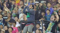 Suporter Tira Persikabo saat melawan Arema FC pada laga Shopee Liga 1 di Stadion Pakansari, Bogor, Senin, (2/3/2020). Tira Persikabo takluk 0-2 dari Arema FC. (Bola.com/M Iqbal Ichsan)