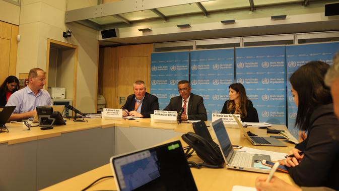 Direktur Jenderal Organisasi Kesehatan Dunia (WHO) Tedros Adhanom Ghebreyesus (tengah, belakang) berbicara dalam konferensi pers di Jenewa, 11 Maret 2020. WHO menyatakan wabah COVID-19 dapat dikategorikan sebagai 