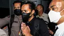Ajudan Irjen Pol Ferdy Sambo, Bhayangkara Dua Richard Eliezer Pudihang Lumiu atau Bharada E (baju hitam) berjalan keluar usai pemeriksaan di Kantor Komnas HAM, Jakarta, Selasa (26/7/2022). Bharada E  dimintai keterangan terkait tewasnya Brigadir J alias Nofriansyah Yosua Hutabarat. (Liputan6.com/Johan Tallo)