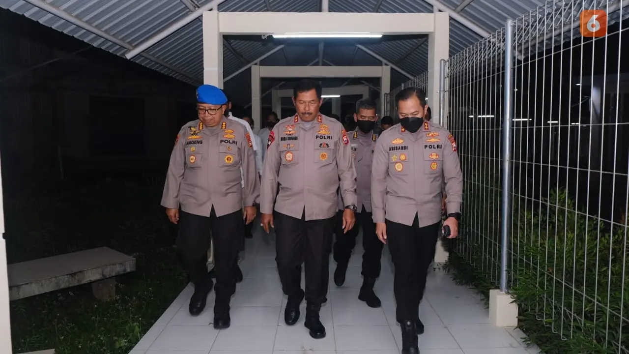 Kapolda Sulsel Irjen Pol Nana Sudjana saat mengunjungi Aipda HR di RSKD Dadi Makassar (Liputan6.com/Dok: Polda Sulsel)