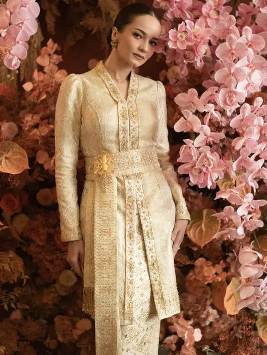 Penampilan Enzy di acara lemaran pun berhasil mencuri perhatian warganet. Enzy tampil cantik memesona dalam balutan kain songket Aceh bernuansa warna gold. [Instagram/fadlan_indonesia]