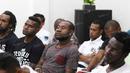 Pemain Persipura serius mendengarkan khotbah dalam ibadah bersama di Hotel Yasmin, Jayapura, Kamis (28/4/2016). (Bola.com/Nicklas Hanoatubun)