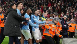 Para pemain Manchester City merayakan kemenangan setelah pertandingan Liga Inggris antara Liverpool dan Manchester City di Liverpool, Inggris, Minggu, 8 Februari 2026. (AP Photo/Jon Super)