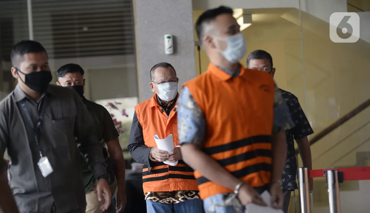 Mantan Sekretaris MA Nurhadi (tengah) dan menantunya Rezky Hebriyono (kanan) memakai rompi tahanan usai ditangkap KPK di Gedung KPK, Jakarta, Selasa (2/6/2020). Nurhadi beserta menantunya menjadi DPO sejak pertengahan Februari 2020. (merdeka.com/Dwi Narwoko)