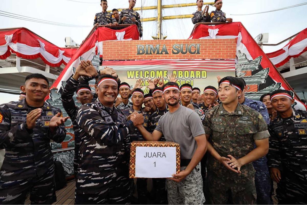FOTO: Serunya Taruna AAL Rayakan 17 Agustusan di Tengah Laut