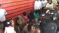 Dokter pelaku aborsi ilegal bersama tersangka lain usai ditangkap dan dibawa ke Mapolresta Jambi. (Foto: Dok Polresta Jambi/B Santoso)