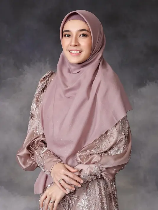 Sebagai sentuhan akhir, Dhini Aminarti dipulas lipstik nude matte yang mirip dengan warna bibir asli [@aldiphotoofficial]