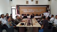 KPUD Kabupaten Garut, Jawa Barat, menggelar rakor mencari lokasi yang tepat untuk menggelar kampanye umum terbuka, termasuk kampanye melalui iklan kedua paslon Pilkada Garut 2024. (liputan6.com/Jayadi Supriadin)