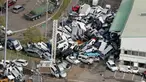 Kendaraan bergelimpangan usai topan Jebi menghantam Kobe, Prefektur Hyogo, Jepang, Rabu (5/9). Topan Jebi menewaskan tujuh orang dan 200 lainnya luka-luka. (JIJI PRESS/AFP)
